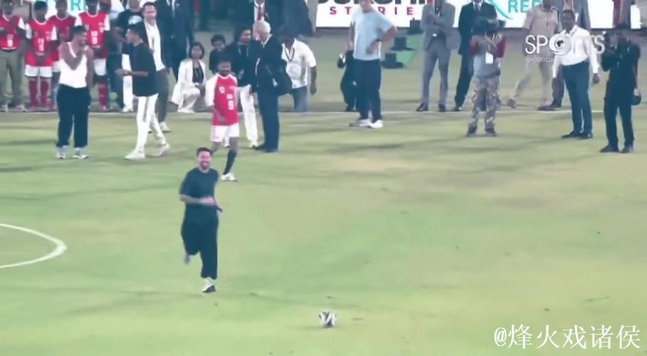 印度行活动中印度官员两次传球都偏得离谱，梅西亲自捡球
