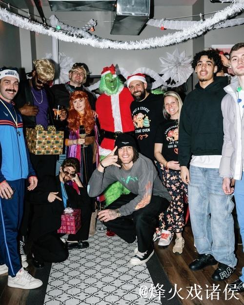 可爱球迷！掘金社媒晒两位身穿圣诞主题毛衣的球迷合影照片