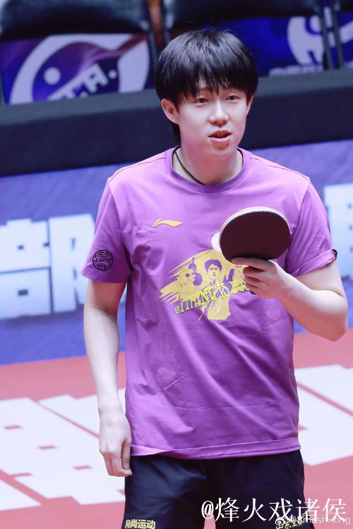 香港总决赛结束，王楚钦返回北京，媒体拍到照片令人唏嘘